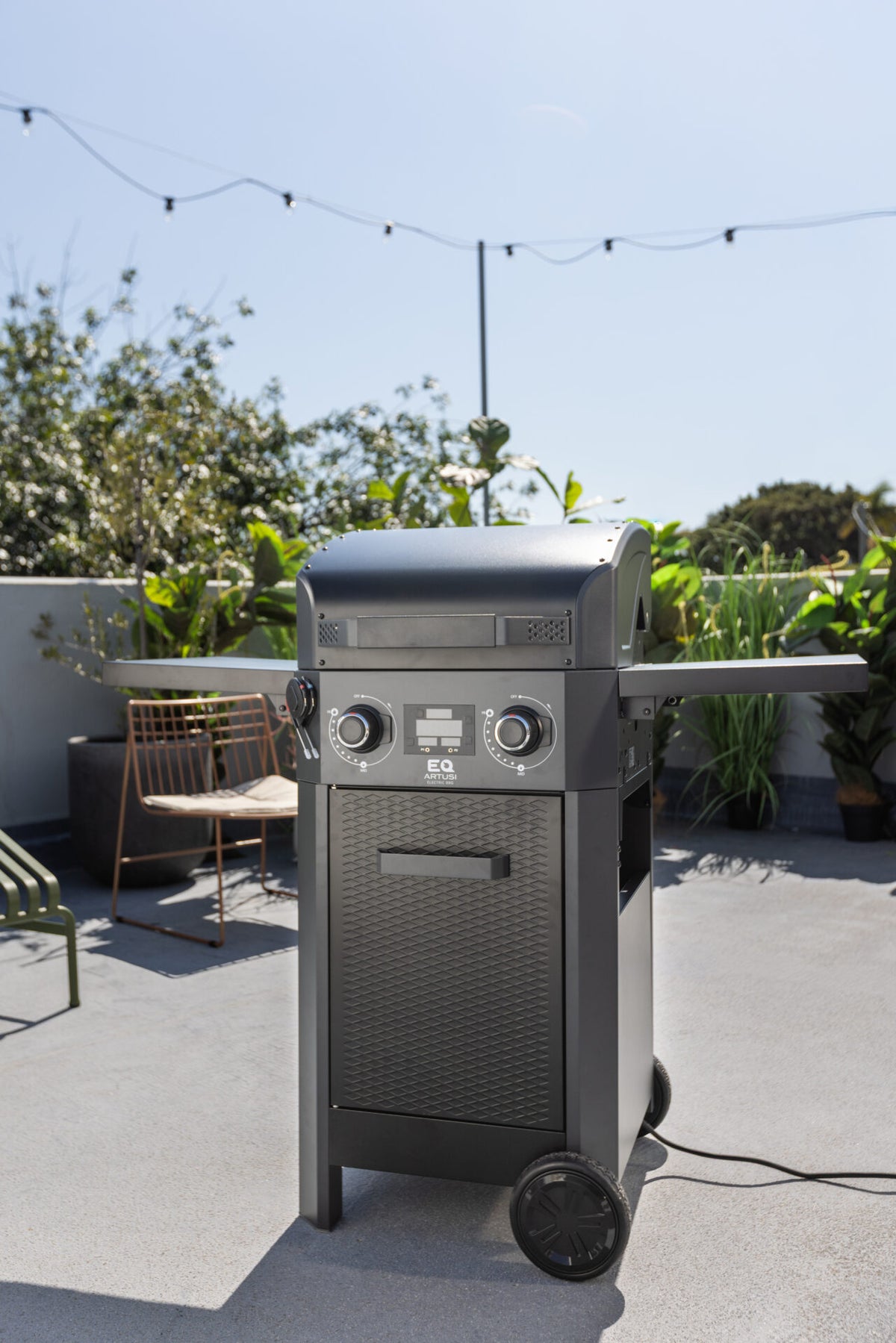 Artusi ATBBQ2ET electric trolley BBQ, lifestyle view