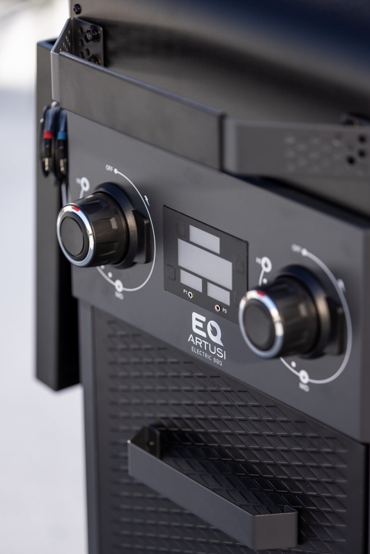 Artusi ATBBQ2ET electric trolley BBQ, lifestyle view