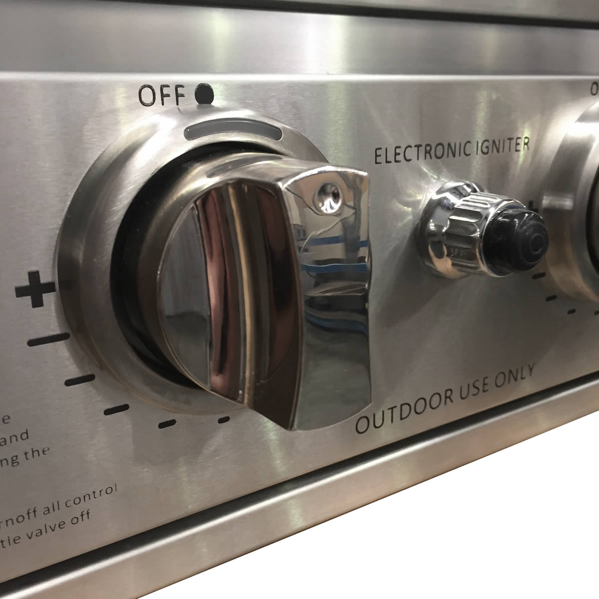 Close-up of the Smart 601WB stainless steel control knobs and ignition