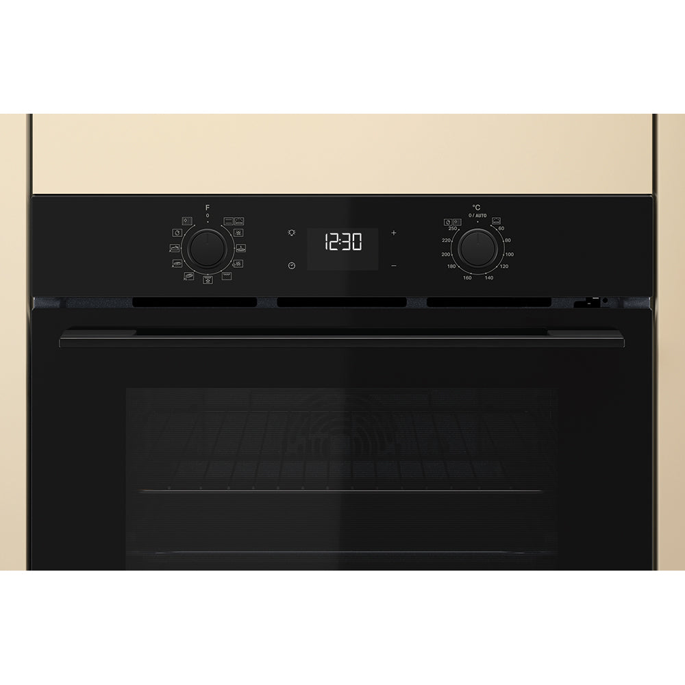 Whirlpool W4OMK581RU1BA black oven lifestyle image
